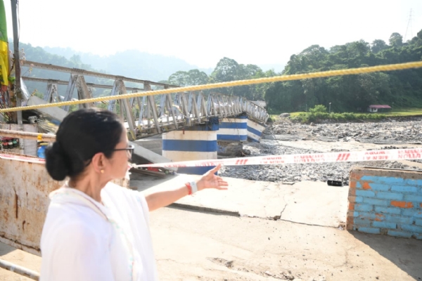 দুধিয়া সহ আশেপাশে বিপর্যস্ত এলাকা স্বচক্ষে দেখলেন মুখ্যমন্ত্রী
