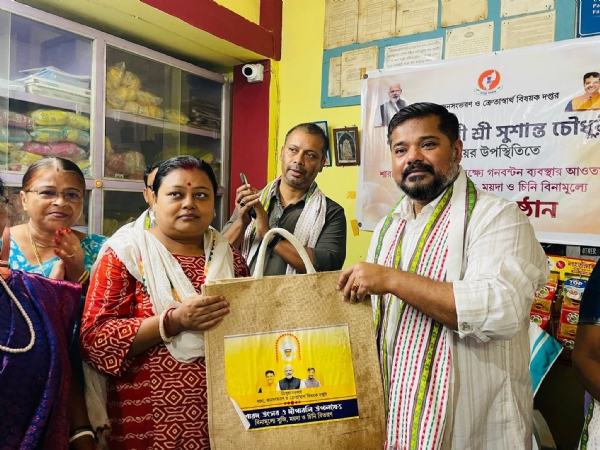 রেশন সামগ্রী বিতরণ করলেন মন্ত্রী
