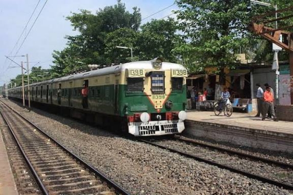মালগাড়ি লাইনচ্যুত, শিয়ালদহ-বজবজ শাখায় বিঘ্নিত ট্রেন চলাচল