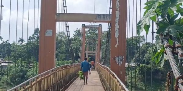 মেলাঘরের তেলকাজলায় গোমতী নদীর ঝুলন্ত সেতুর ভগ্নদশা, ঝুঁকি নিয়ে যাতায়াত