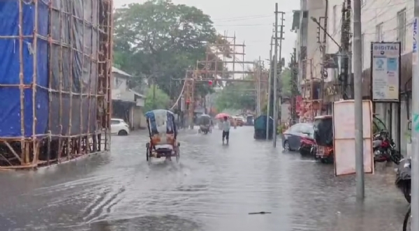 জলমগ্ন আগরতলা শহরের রাস্তা