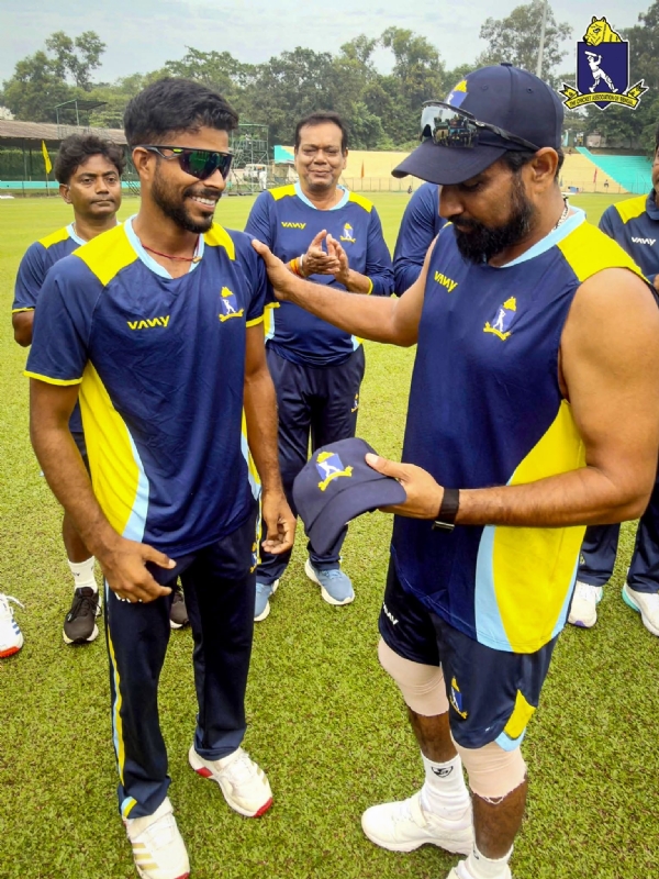 স্পিনার রাহুল প্রসাদের অভিষেক, টুপি উপহার স্পিনার রাহুল প্রসাদের অভিষেক, টুপি উপহার