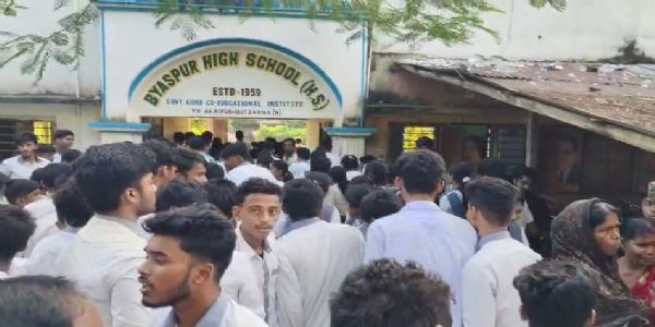 ব্যাসপুর উচ্চ বিদ্যালয়ে পরিকাঠামোর অভাবে ছাত্রছাত্রীদের বিক্ষোভ