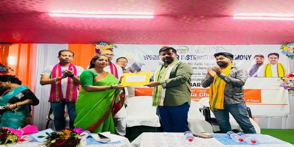 জিরানিয়ায় প্রধানমন্ত্রী আবাস যোজনা প্রকল্পে ঘর নির্মাণের অনুমোদনপত্র বিতরণ