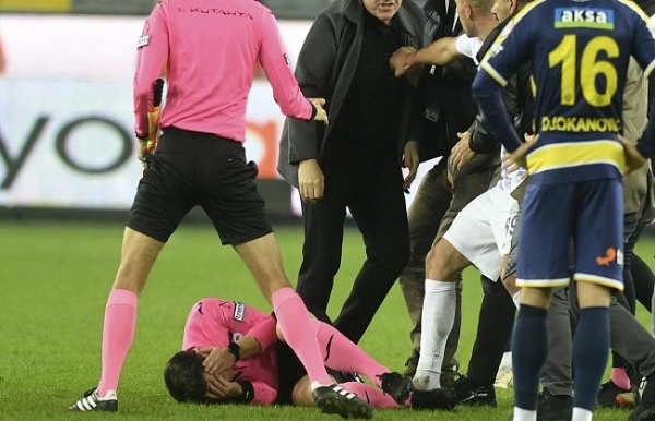 বাজি কেলেঙ্কারিতে জড়িত থাকার অভিযোগে ১৪৯ জন রেফারিকে বরখাস্ত করেছে তুর্কি ফুটবল ফেডারেশন বাজি কেলেঙ্কারিতে জড়িত থাকার অভিযোগে ১৪৯ জন রেফারিকে বরখাস্ত করেছে তুর্কি ফুটবল ফেডারেশন