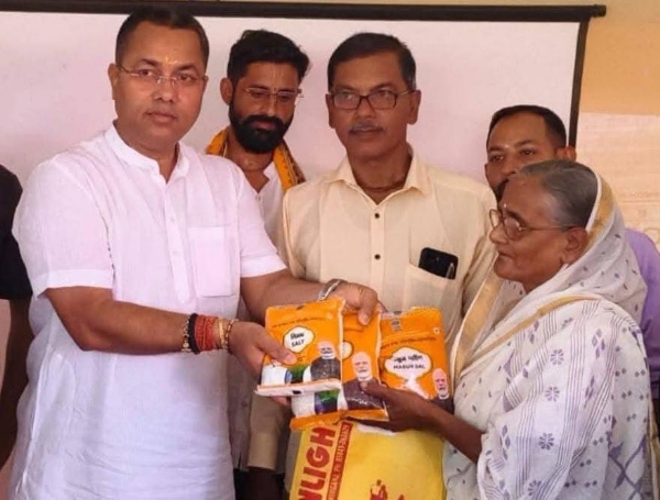 রেশন কার্ডধারীর হাতে সুলভ মূল্যের পণ্য সামগ্রী তুলে দিচ্ছেন মন্ত্রী কৃষ্ণেন্দু পাল রেশন কার্ডধারীর হাতে সুলভ মূল্যের পণ্য সামগ্রী তুলে দিচ্ছেন মন্ত্রী কৃষ্ণেন্দু পাল