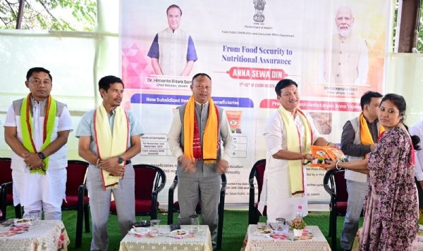 সুলভ মূল্যের পণ্য সামগ্রী তুলে দিচ্ছেন সিইএম দেবোলাল গাৰ্লোসা সুলভ মূল্যের পণ্য সামগ্রী তুলে দিচ্ছেন সিইএম দেবোলাল গাৰ্লোসা