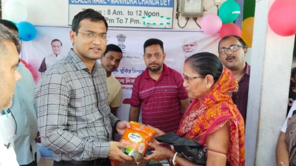শিলচরের রংপুরে সুবিধাভোগীর হাতে খাদ্যসামগ্রী তুলে দিচ্ছেন জেলাশাসক মৃদুল যাদব শিলচরের রংপুরে সুবিধাভোগীর হাতে খাদ্যসামগ্রী তুলে দিচ্ছেন জেলাশাসক মৃদুল যাদব