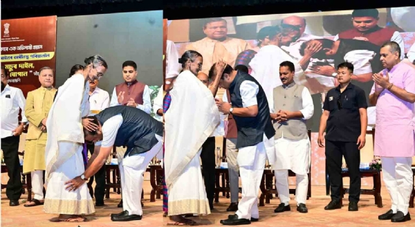 জনৈক প্ৰৌঢ়ার চরণস্পর্শ মুখ্যমন্ত্রীর জনৈক প্ৰৌঢ়ার চরণস্পর্শ মুখ্যমন্ত্রীর