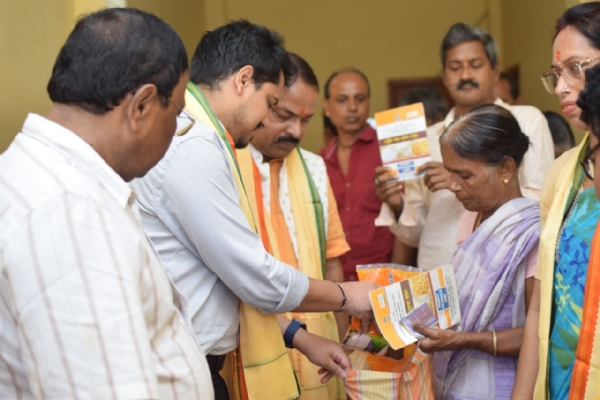 জনৈক রেশন কার্ডধারীর হাতে সুলভ মূল্যের পণ্য সামগ্রী তুলে দিচ্ছেন সাংসদ কৃপানাথ মালাহ