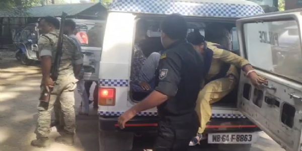 দিনহাটায় তিন বাংলাদেশি গ্রেফতার, সীমান্ত পেরোতে সাহায্যের অভিযোগ দুই ভারতীয়র বিরুদ্ধে