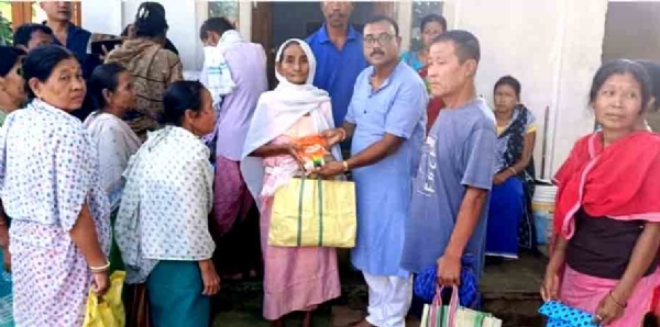 রেশন কার্ডধারীদের হাতে সুলভ মূল্যের পণ্য সামগ্রী তুলে দেওয়ার দৃশ্য রেশন কার্ডধারীদের হাতে সুলভ মূল্যের পণ্য সামগ্রী তুলে দেওয়ার দৃশ্য