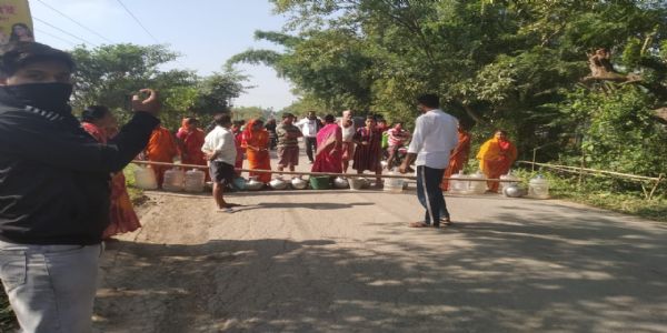 পূর্ব প্রত্যেকরায় গ্রামে পানীয় জলের দাবিতে রাস্তা অবরোধ
