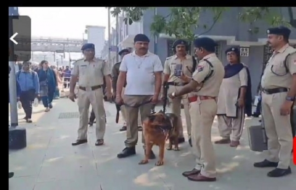 দিল্লি বিস্ফোরণ এর জের বাঁকুড়া ষ্টেশনে কড়া নিরাপত্তা, স্নিপার ডগ নিয়ে তল্লাশি দিল্লি বিস্ফোরণ এর জের বাঁকুড়া ষ্টেশনে কড়া নিরাপত্তা, স্নিপার ডগ নিয়ে তল্লাশি