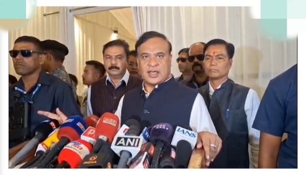 সংবাদ মাধ্যমের সঙ্গে কথা বলছেন মুখ্যমন্ত্রী ড. হিমন্তবিশ্ব শর্মা সংবাদ মাধ্যমের সঙ্গে কথা বলছেন মুখ্যমন্ত্রী ড. হিমন্তবিশ্ব শর্মা