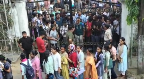 পাসের জন্য ভীড়