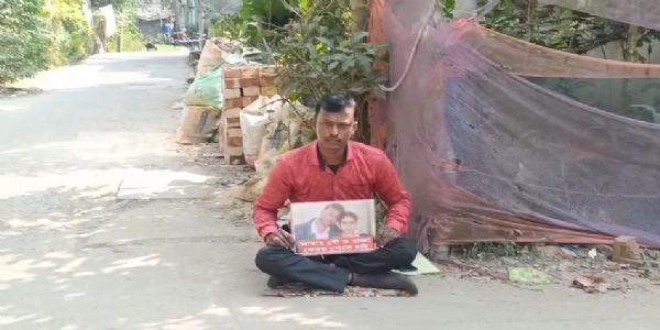 স্ত্রী ও সন্তানকে ফিরে পেতে শ্বশুরবাড়ির সামনে ধরনায় স্বামী, চাঞ্চল্য এলাকায়