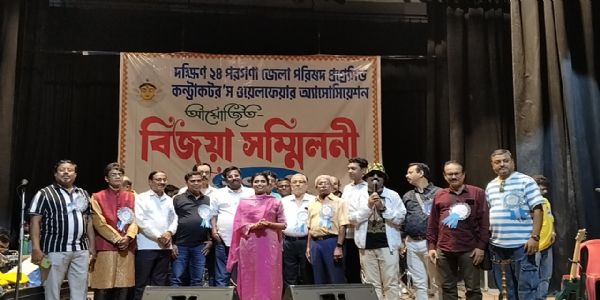 অহীন্দ্র মঞ্চে বিজয়া সম্মিলনীতে ছাত্রবৃত্তি প্রদান