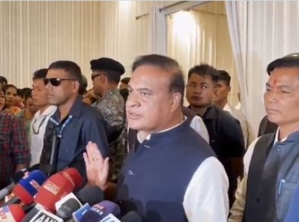 সংবাদিকদের সঙ্গে কথা বলছেন মুখ্যমন্ত্রী ড. হিমন্তবিশ্ব শর্মা সংবাদিকদের সঙ্গে কথা বলছেন মুখ্যমন্ত্রী ড. হিমন্তবিশ্ব শর্মা