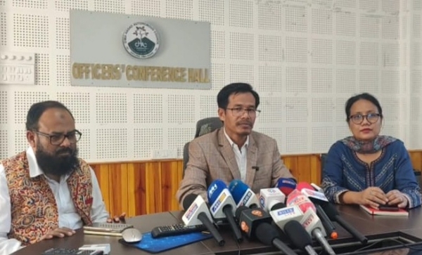 সাংবাদিক সম্মেলনে কথা বলছেন দনপাইনন থাওসেন সাংবাদিক সম্মেলনে কথা বলছেন দনপাইনন থাওসেন