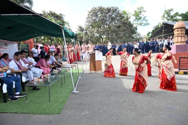 পদযাত্রায় নৃত্য প্ৰদৰ্শন (চিত্ৰ এক)