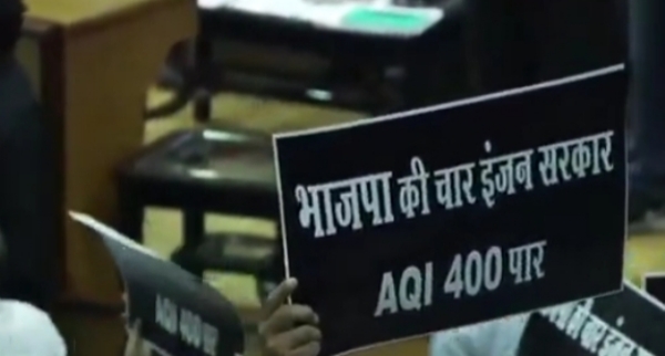 দিল্লি পৌর নিগমে এএপি-র বিক্ষোভ, দূষণ নিয়ে তোপ সরকারকে