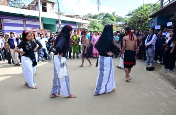 পদযাত্রায় নৃত্য প্ৰদৰ্শন (চিত্ৰ দুই)