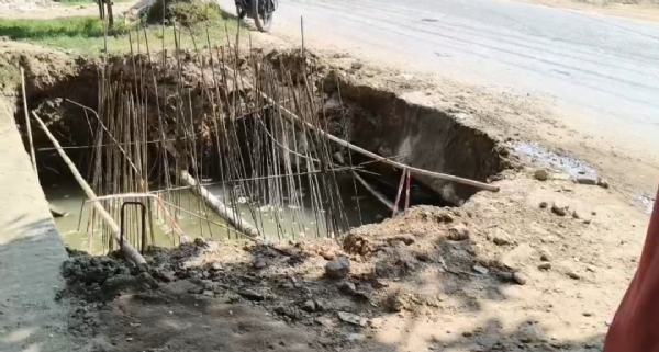 রাস্তায় বেহাল অবস্থা রাস্তায় বেহাল অবস্থা