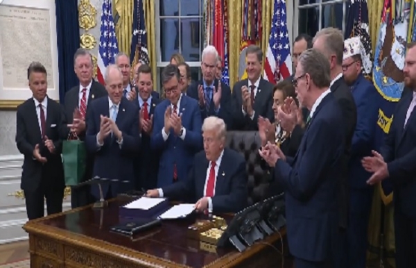 অচলাবস্থার অবসান ঘটাতে বিলে স্বাক্ষর প্রেসিডেন্ট ডোনাল্ড ট্রাম্পের