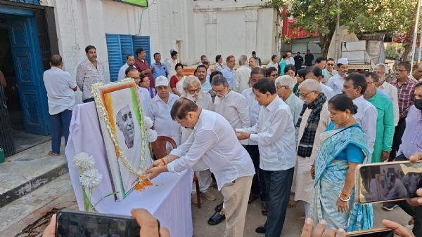 কংগ্রেসের উদ্যোগে নেহেরুর জন্মদিন পালন কংগ্রেসের উদ্যোগে নেহেরুর জন্মদিন পালন