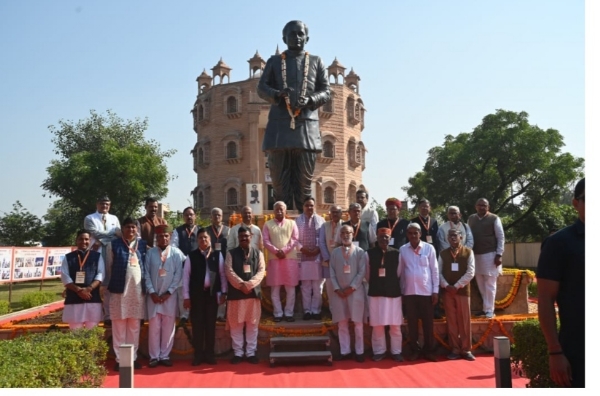 ধানক্যায় পণ্ডিত দীনদয়াল উপাধ্যায় স্মৃতিসৌধে পুষ্পস্তবক অর্পণ ডঃ মোহন ভাগবতের