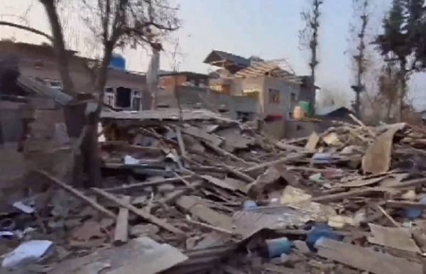 বড় পদক্ষেপ, কাশ্মীরে মাটিতে মিশিয়ে দেওয়া হল উমরের বাড়ি বড় পদক্ষেপ, কাশ্মীরে মাটিতে মিশিয়ে দেওয়া হল উমরের বাড়ি