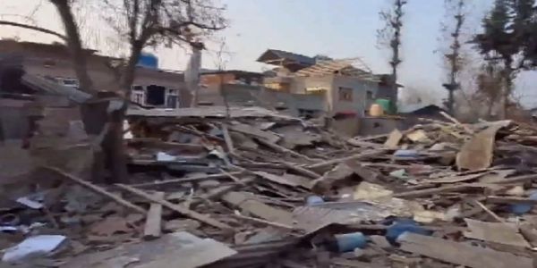 বড় পদক্ষেপ, কাশ্মীরে মাটিতে মিশিয়ে দেওয়া হল উমরের বাড়ি