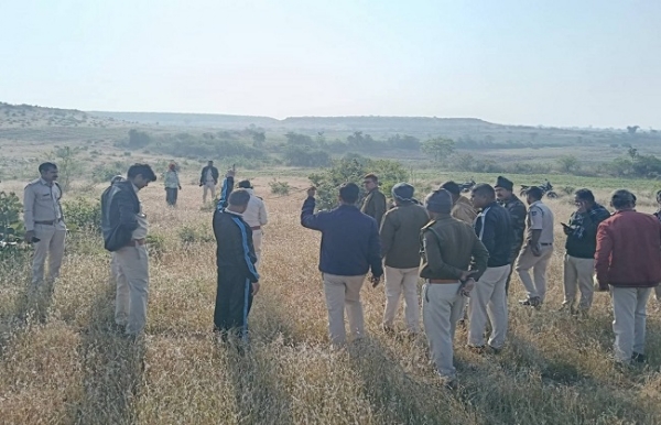 অশোকনগরে বাঘ খুঁজতে বনদফতরের কর্মীদের প্রশিক্ষণ অশোকনগরে বাঘ খুঁজতে বনদফতরের কর্মীদের প্রশিক্ষণ