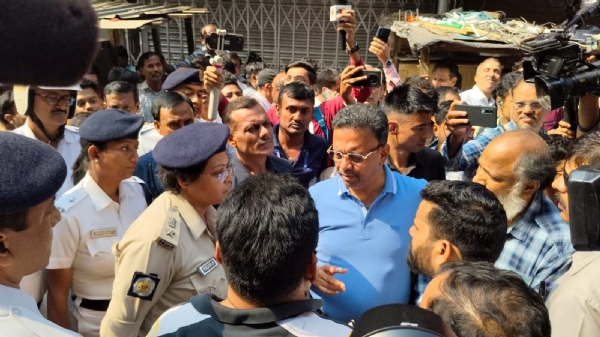 মেয়র ফিরহাদ হাকিম ও পুলিশ কর্তা অকুস্থলে মেয়র ফিরহাদ হাকিম ও পুলিশ কর্তা অকুস্থলে