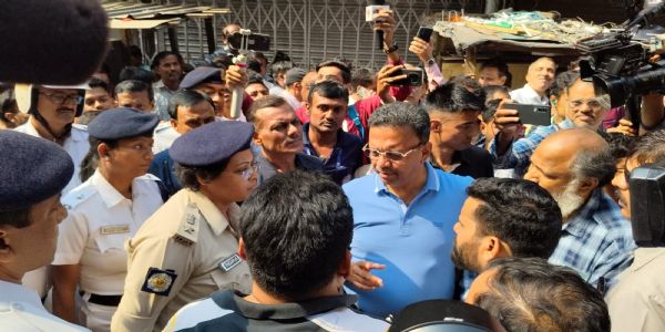 এজরা স্ট্রিটে বৈদ্যুতিক সাজ সরঞ্জামের গোডাউনে আগুন