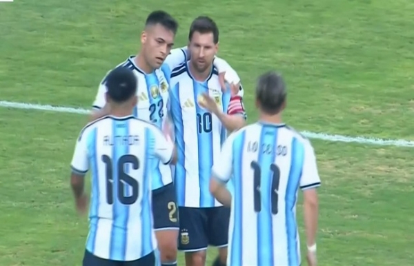 মেসি-মার্তিনেসের গোলে জয়ে বছর শেষ আর্জেন্টিনার মেসি-মার্তিনেসের গোলে জয়ে বছর শেষ আর্জেন্টিনার