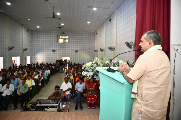 অনুষ্ঠানে ভষণ দিচ্ছেন মন্ত্রী কৌশিক রায় অনুষ্ঠানে ভষণ দিচ্ছেন মন্ত্রী কৌশিক রায়