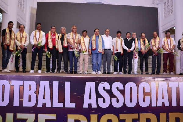 লোথার ম্যাথিউজ কলকাতা টাউন হলে অনাড়ম্বর অনুষ্ঠানে লোথার ম্যাথিউজ কলকাতা টাউন হলে অনাড়ম্বর অনুষ্ঠানে