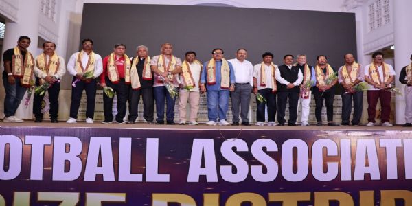 লোথার ম্যাথিউজ কলকাতায় টাউন হলে পুরস্কার বিতরণে