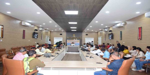 ভুয়ো সংবাদ পরিবেশনে সতর্কতা অবলম্বনের আহ্বান কাছাড়ের জেলাশাসক এবং অসম বিশ্ববিদ্যালয়ের প্রফেসর চার্বাকের