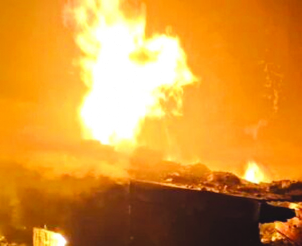 হরিদ্বারে মুহূর্তে আগুন গ্রাস করল পুরো দোকান, হতাহতের খবর নেই হরিদ্বারে মুহূর্তে আগুন গ্রাস করল পুরো দোকান, হতাহতের খবর নেই