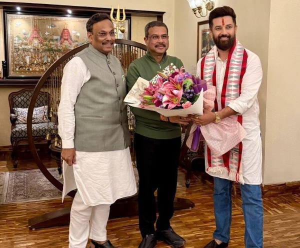 ধর্মেন্দ্র সকাশে চিরাগ, ঐতিহাসিক জয়ের জন্য জানালেন অভিনন্দন ধর্মেন্দ্র সকাশে চিরাগ, ঐতিহাসিক জয়ের জন্য জানালেন অভিনন্দন