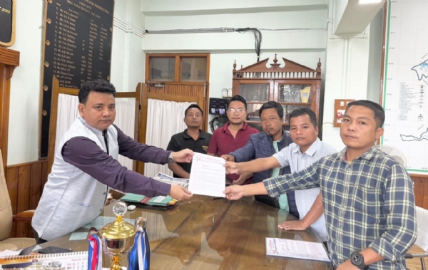 জেলা কমিশনারের হাতে অভিযোগপত্র তুলে দিচ্ছেন ইন্ডিজেনাস স্টুডেন্টস্ ফোরামের পদাধিকারীরা জেলা কমিশনারের হাতে অভিযোগপত্র তুলে দিচ্ছেন ইন্ডিজেনাস স্টুডেন্টস্ ফোরামের পদাধিকারীরা