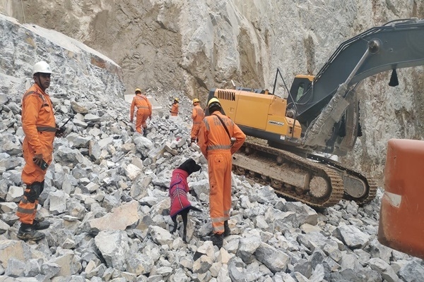 সোনভদ্রে খনি দুর্ঘটনায় মৃত্যু বেড়ে ৫, উদ্ধারকাজ অব্যাহত সোনভদ্রে খনি দুর্ঘটনায় মৃত্যু বেড়ে ৫, উদ্ধারকাজ অব্যাহত
