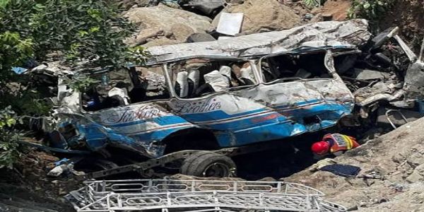 পাকিস্তানে বাস দুর্ঘটনায় নিহত কমপক্ষে চারজন , আহত ১৯ জন