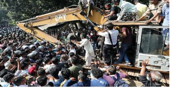 শেখ মুজিবুর রহমানের ধানমন্ডির বাড়ি ভাঙার চেষ্টা বিক্ষোভকারীদের, লাঠিচার্জ পুলিশের