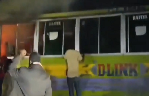 বাসে অগ্নিসংযোগ ঢাকায়, হতাহতের খবর নেই বাসে অগ্নিসংযোগ ঢাকায়, হতাহতের খবর নেই