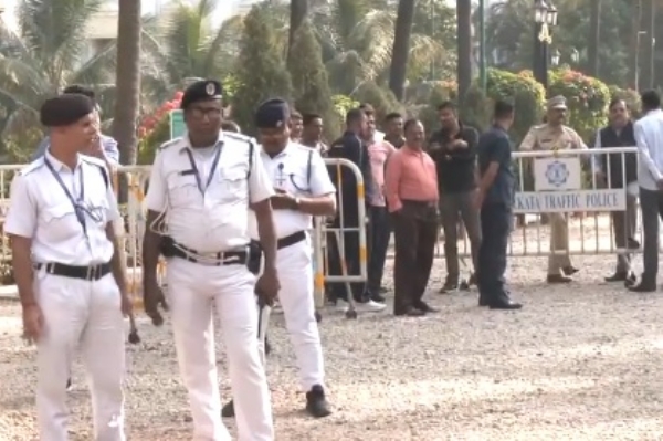 রাজভবনে চলল চিরুনি তল্লাশি, কল্যাণকে ২৪ ঘণ্টা সময় রাজ্যপালের রাজভবনে চলল চিরুনি তল্লাশি, কল্যাণকে ২৪ ঘণ্টা সময় রাজ্যপালের