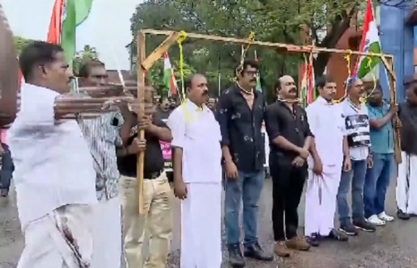 কান্নুরে বিএলও-র আত্মহত্যায় বিক্ষোভ, নির্বাচন কমিশনের বাইরে প্রতীকী প্রতিবাদ